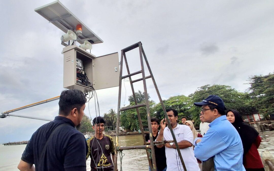 Tim Universitas Cipta Mandiri Lakukan Pemeliharaan EWS Banjir Rob di Aceh Barat